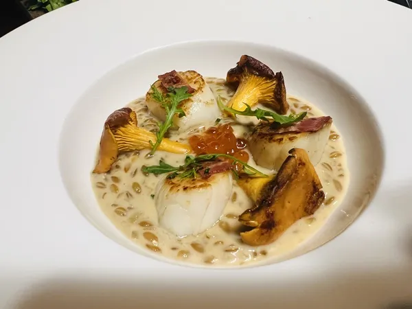 noix-de-saint-jacques-girolles-risotto-lard-fume-toque-privee-1.webp