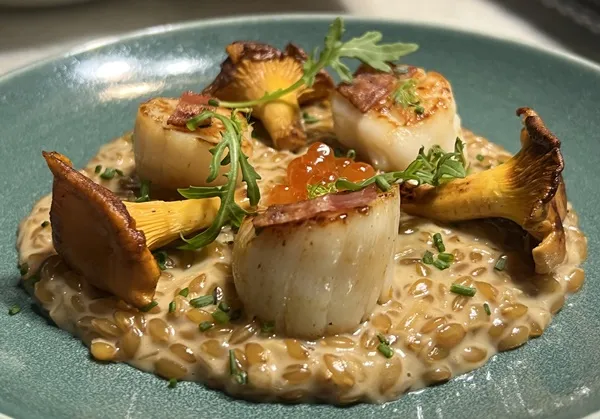 noix-de-saint-jacques-girolles-risotto-lard-fume-toque-privee-3.webp