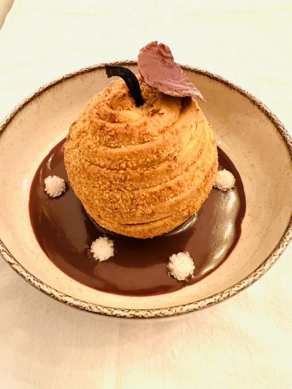 Poire infusée , sablé, meringue, sauce chocolat « démoniak ». Chef de cuisine Blois, Chef de cuisine Paris